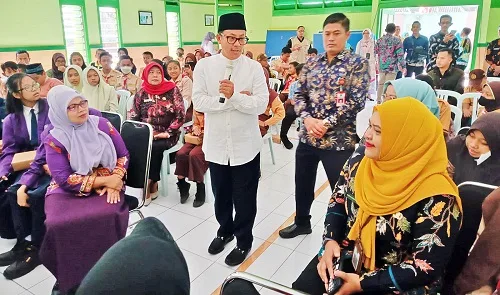 Larang Sekolah Wajibkan Beli Seragam Di Koperasi Malang Posco Media