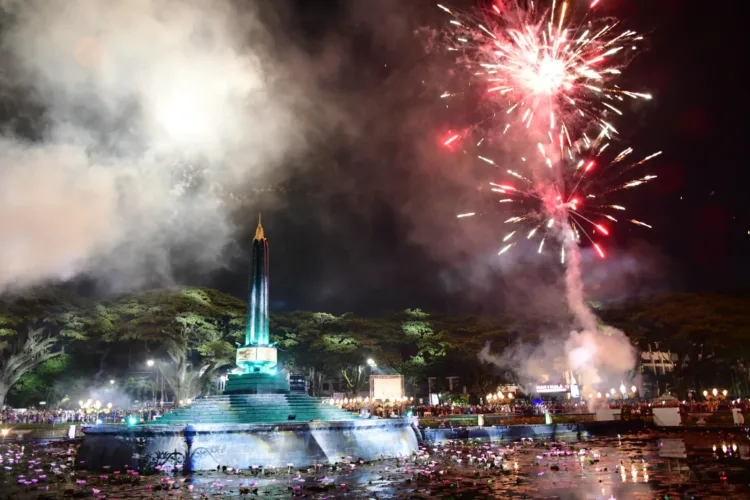 Gemerlap Pesta Kembang Api Hiasi Langit Kota Malang Malang Posco Media