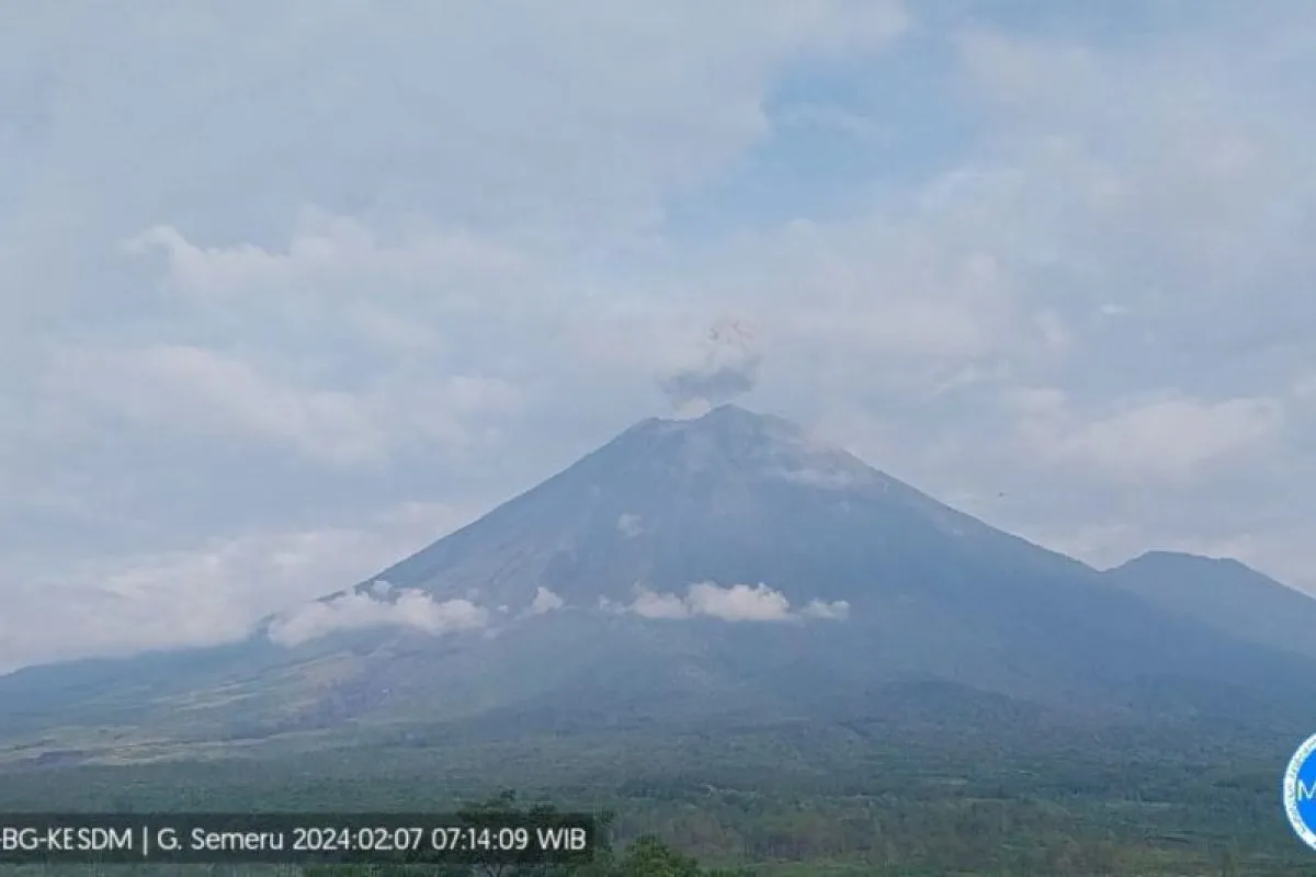 Gunung Semeru Dua Kali Erupsi Waspadai Potensi Awan Panas Malang