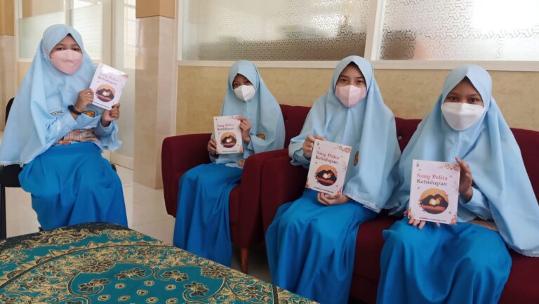 SMP Insan Amanah Malang; Empat Puisi Karya Siswa Terpublikasi