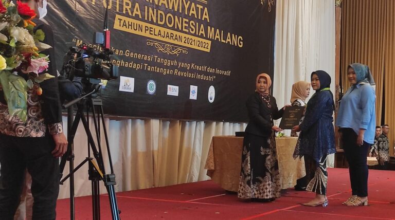 Baru! Orang Tua Ikut Naik Dampingi Anak Terima Penyematan Tanda Kelulusan dari SMK PIM