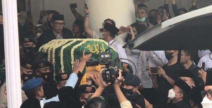 Malang Posco Media Jenazah Emmeril Kahn Mumtadz diberangkatkan menuju pemakaman
