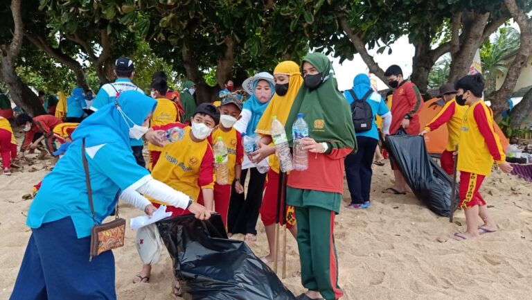 SD–SMP Insan Amanah Malang, Semangat Adiwiyata, Gelar Beach Cleaning