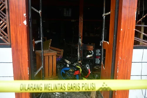 TKP: Garis Polisi di pasang di lokasi bentrokan antar mahasiswa di sebuah kafe Jalan Karyawiguna Desa Tegalgondo Kecamatan Karangploso Kabupaten Malang.(MPM-PRASETYO LANANG)