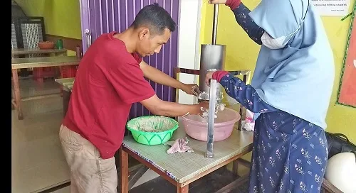 Dosen Fakultas Teknik Unitri Bantu Umkm Rancang Alat Pencetak Bakso