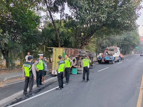 Truk Tabrak Pembatas Jalan Hingga Terguling - Malang Posco Media