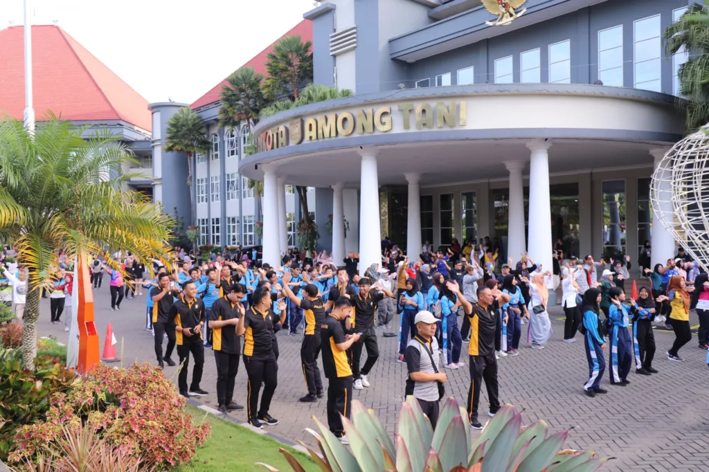 Jalan Sehat, Pj Wali Kota Batu Kobarkan Semangat Pancasila 1 Pancasila