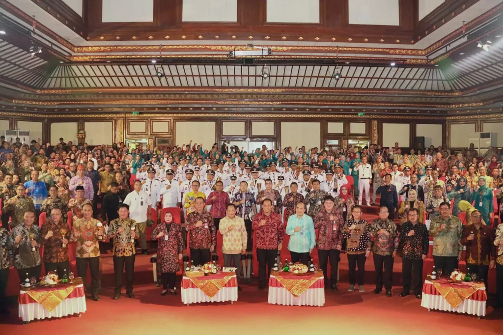 Ukir Sejarah, Desa Tulungrejo Raih Desa Terbaik I Nasional 2024, Pj Wali Kota Batu Raih Upakarya Wanua Nugraha 2024 2 Malang Posco Media