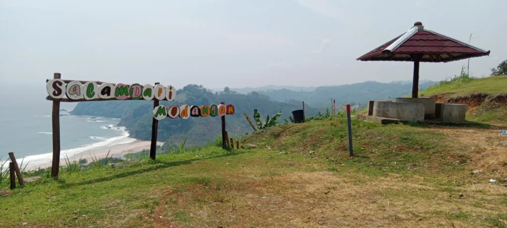 Pantai Modangan, Tawarkan Pemandangan Matahari Tenggelam dan Atraksi Paralayang 1 Pantai Modangan