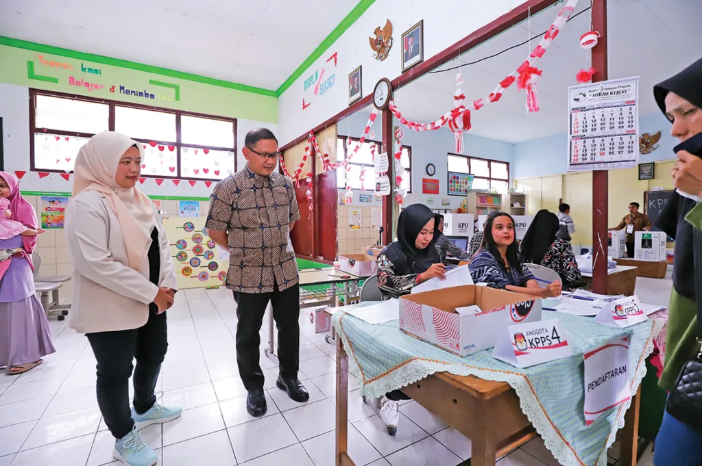 PJ Wali Kota Batu Tunaikan Hak Suara di TPS 17 Pesanggrahan, Keliling Tinjau TPS, Pastikan Pilkada Berjalan Lancar 1 Malang Posco Media