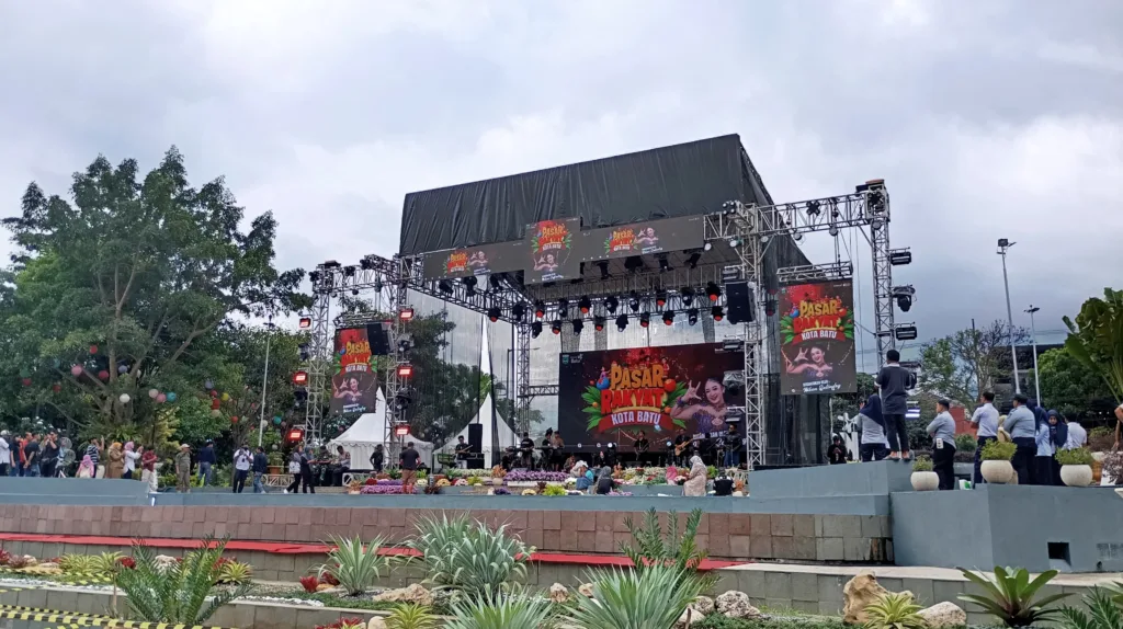 Niken Salindry Meriahkan Pasar Rakyat Malam Pergantian Tahun Among Tani Batu 3 Malang Posco Media