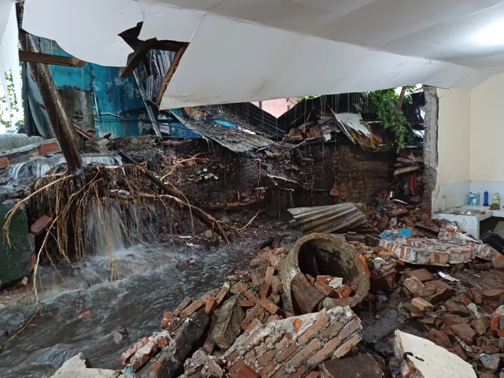 Banjir Sebabkan Bangunan di Kelurahan Sisir Ambrol Parah 1 Malang Posco Media