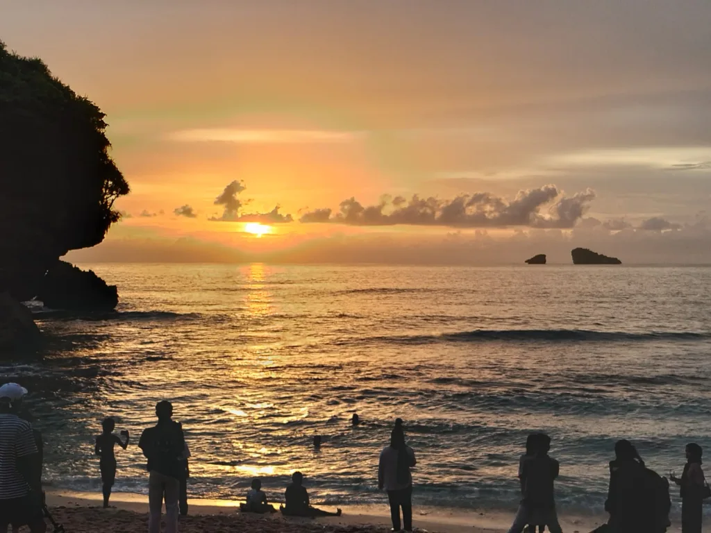 Jelang Malam Pergantian Tahun, Rombongan Keluarga Dominasi Pantai Tanjung Penyu 1 Malang Posco Media