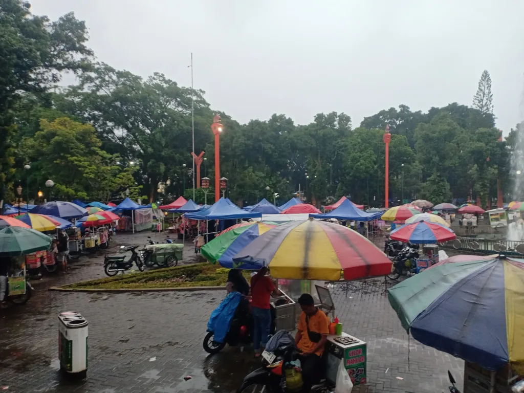 Los! Hari Ini Alun-Alun Merdeka Jadi Sentra PKL, Satpol PP Tak Tampak 1 Malang Posco Media