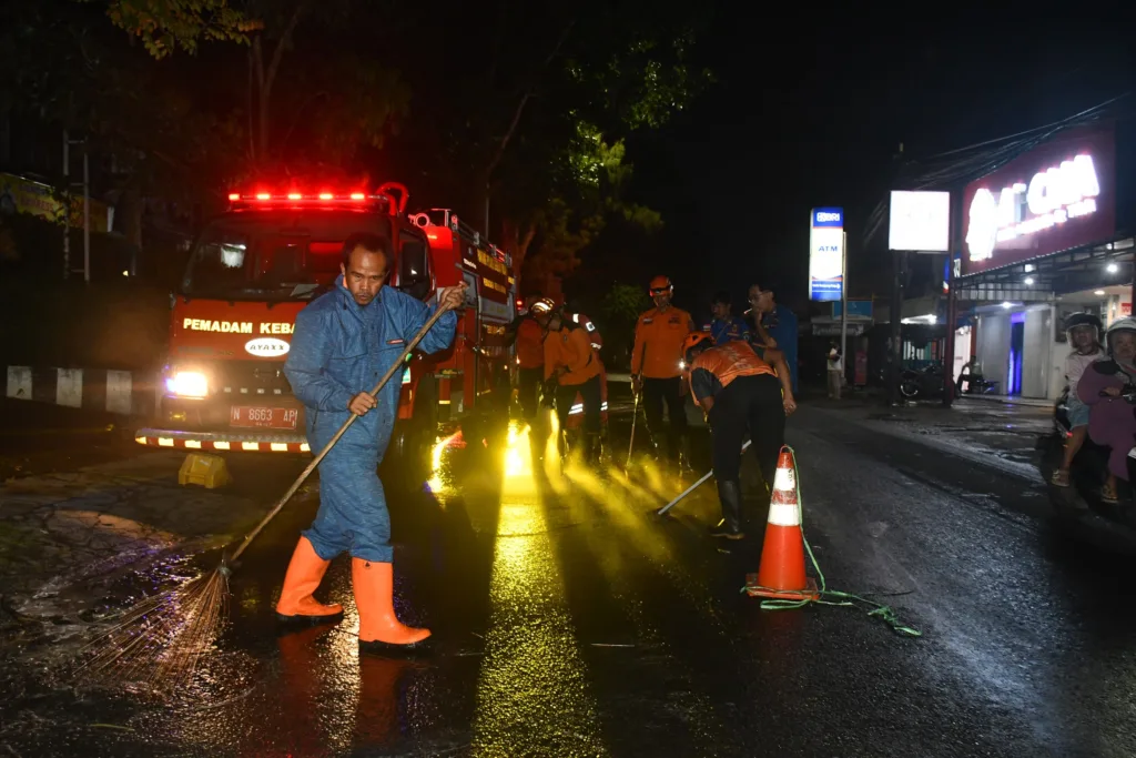 Solar Tumpah di Tujuh Titik, Korban Puluhan Orang Terpeleset di Jalan 1 Malang Posco Media