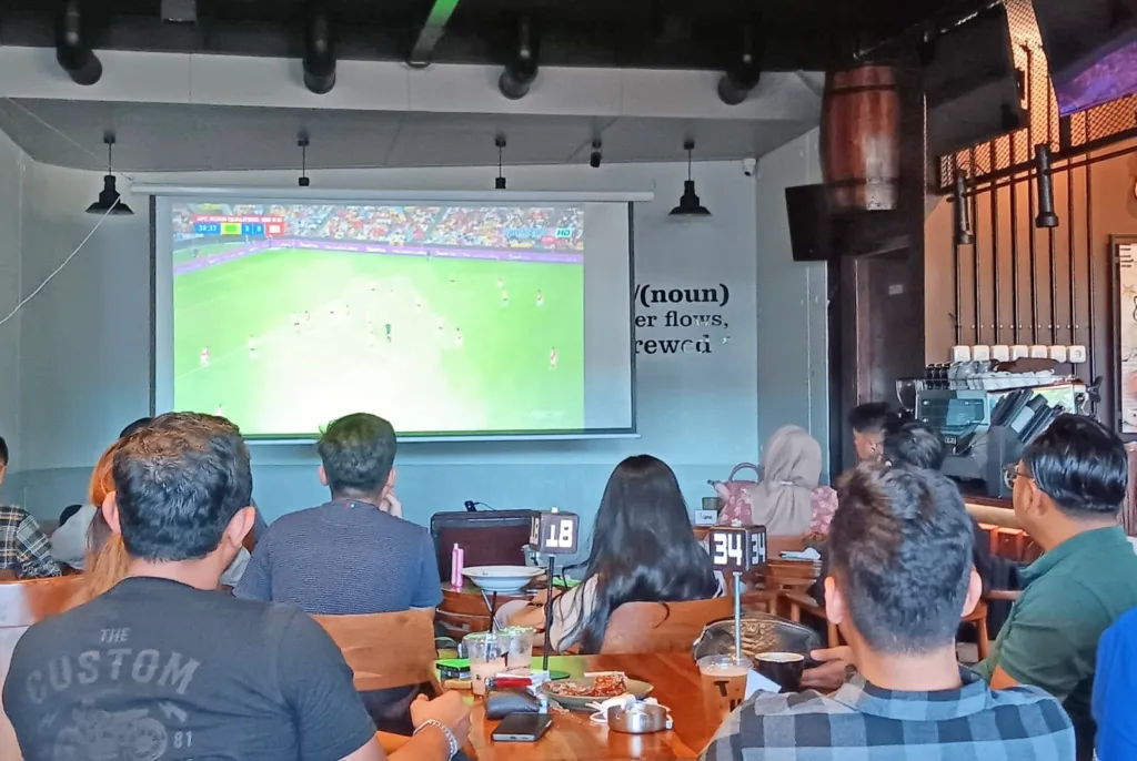 Meriah, Nobar Timnas Indonesia Lawan Australia di Cafe Tugu 1 Malang Posco Media