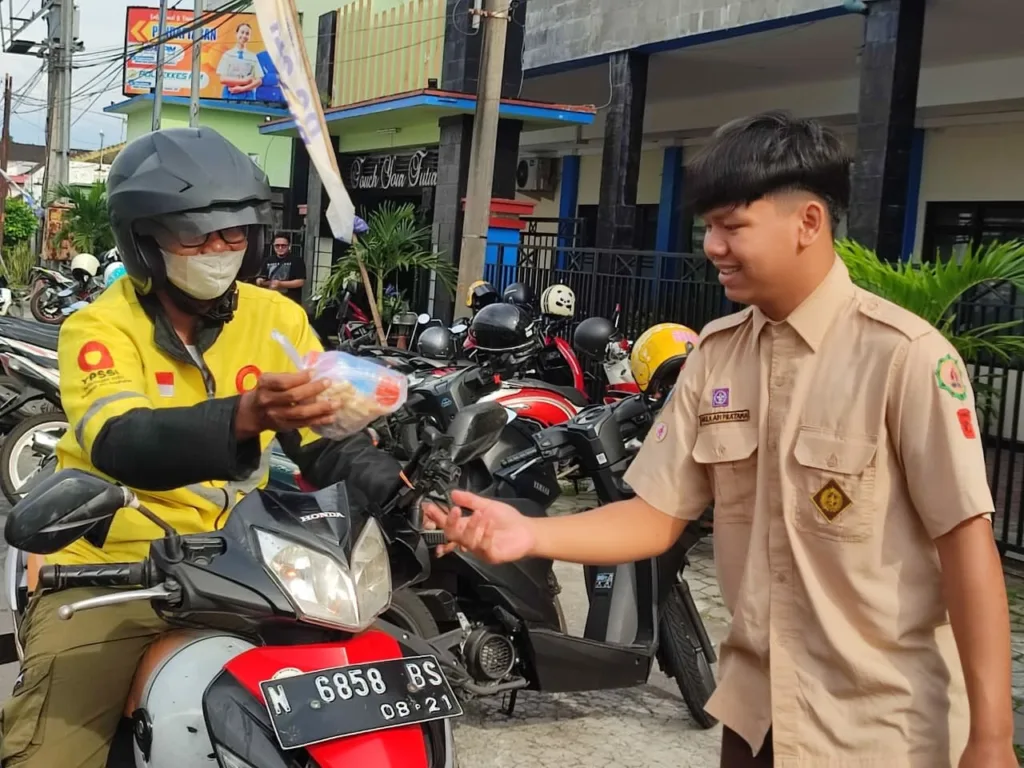 SMK PIM Gelar Bagi Takjil Ramadan, Tingkatkan Kepedulian Siswa 3 Malang Posco Media