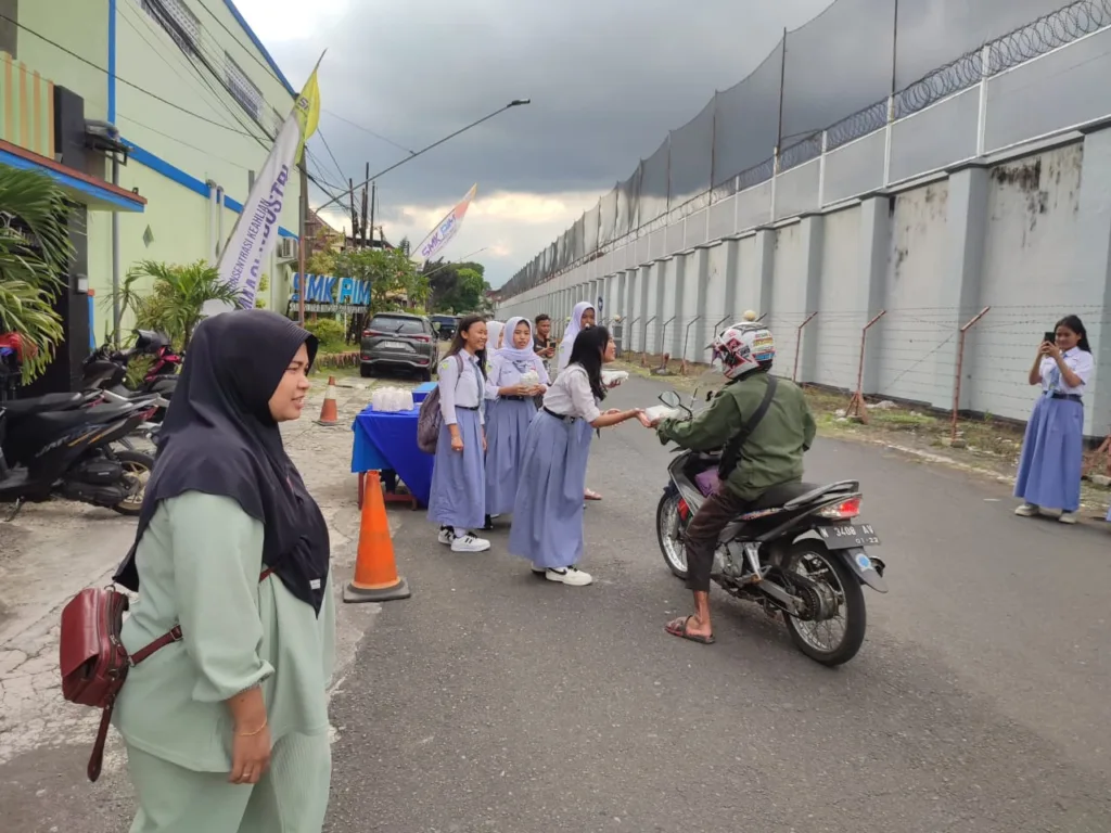 SMK PIM Gelar Bagi Takjil Ramadan, Tingkatkan Kepedulian Siswa 1 Malang Posco Media
