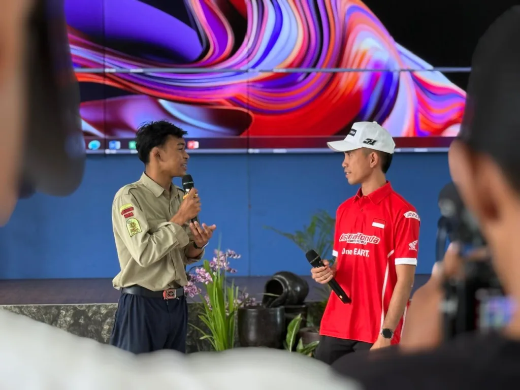 Pembalap AHRT Gerry Salim Ramaikan HDC Tour di SMK Muhammadiyah 1 Kepanjen 2 Malang Posco Media