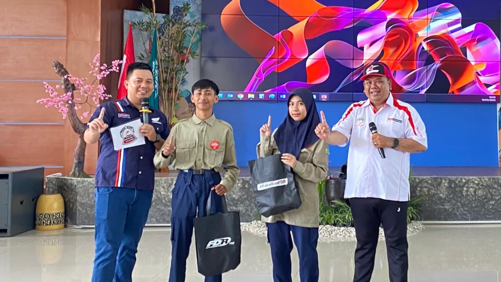Pembalap AHRT Gerry Salim Ramaikan HDC Tour di SMK Muhammadiyah 1 Kepanjen 1 Malang Posco Media