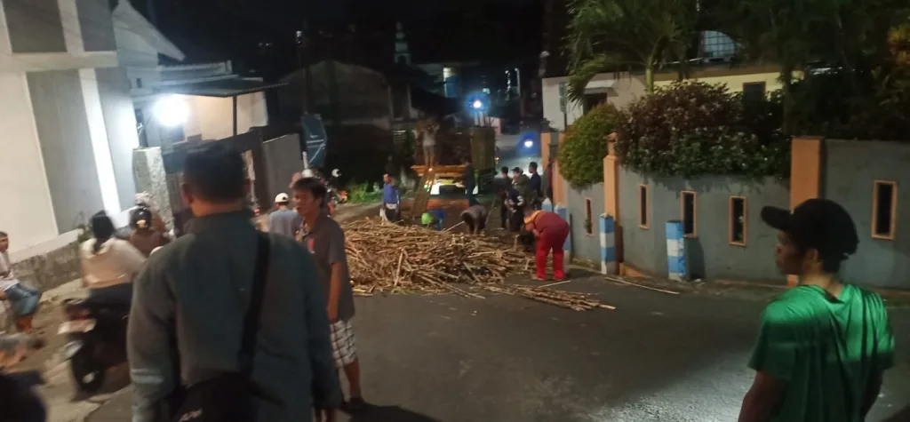 Muatan Berat, Truk Tebu Standing di Karangploso 1 Malang Posco Media
