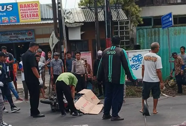 Ibu - ibu Tewas Tabrak Mobil dari Samping di Karangploso 1 Malang Posco Media