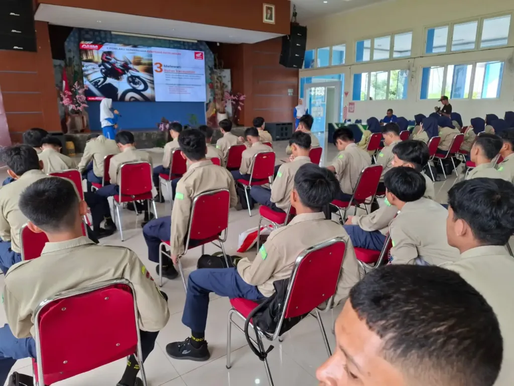 Semangat Edukasi #Cari_Aman Berkendara, Duta Safety Riding SMK Muhammadiyah 1 Kepanjen Terima Beasiswa Yayasan Astra Honda Motor 1 Malang Posco Media