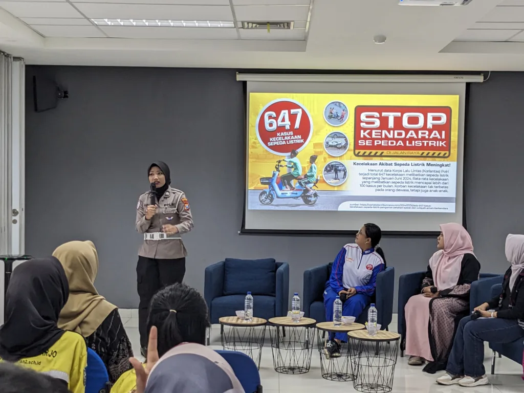 Naik Motor Listrik? Boleh! Asal Tetap Cari_Aman dan Sesuai Umur! 2 Malang Posco Media