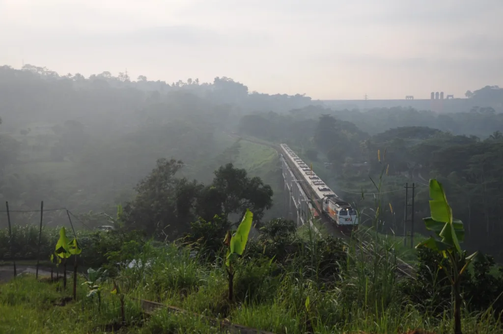 Asik! Beginilah Keindahan Alam dari Atas Rel Perjalanan Kereta Api di Jembatan Lahor Karangkates 1 Malang Posco Media