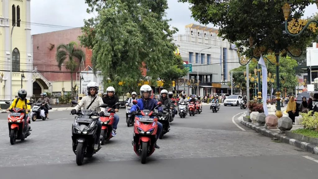 Vario EduRide 2025, Peringati Hari Pendidikan Nasional, Bikers Honda Malang Ajak Pelajar Belajar dan Berbagi 1 Malang Posco Media