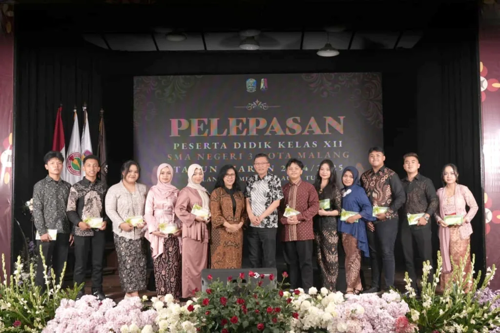 Pelepasan Siswa SMAN 3 Malang Berlangsung Khidmat dan Tinggalkan Kenangan Mendalam 1 Malang Posco Media