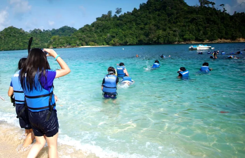 Pantai Tiga Warna, Surga Tersembunyi Destinasi Ekowisata 1 Pantai Tiga Warna