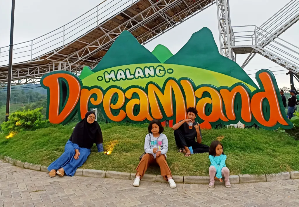 Malang Dreamland; Serunya Berseluncur, Naik Keranjang Sultan dan Berglamping Ria 1 Malang Dreamland