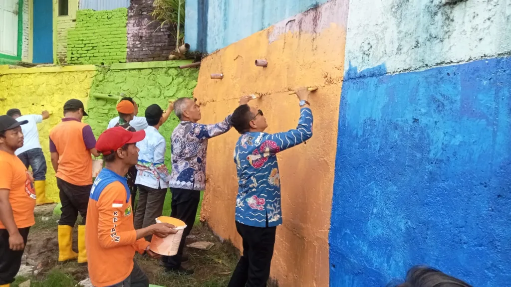 Jelang Porprov, Wali Kota Malang Ikut Gotong Royong Cat Kampung Warna Warni 1 Warna Warni