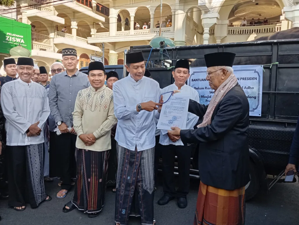 Wali Kota Malang Serahkan Sapi Presiden Prabowo ke Masjid Agung Jami Kota Malang 2 Malang Posco Media