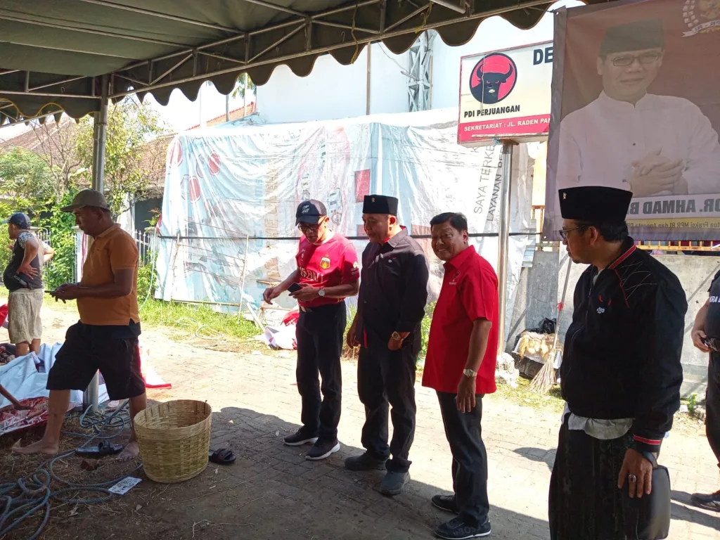 Sembelih 14 Hewan Kurban, DPC PDI Perjuangan Kota Malang Bagikan 3.500 Paket Daging ke Warga 2 Malang Posco Media