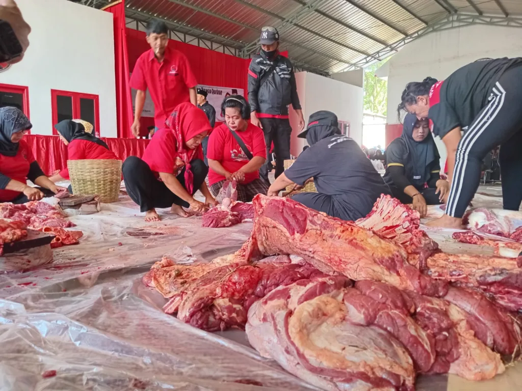 Sembelih 14 Hewan Kurban, DPC PDI Perjuangan Kota Malang Bagikan 3.500 Paket Daging ke Warga 1 Malang Posco Media