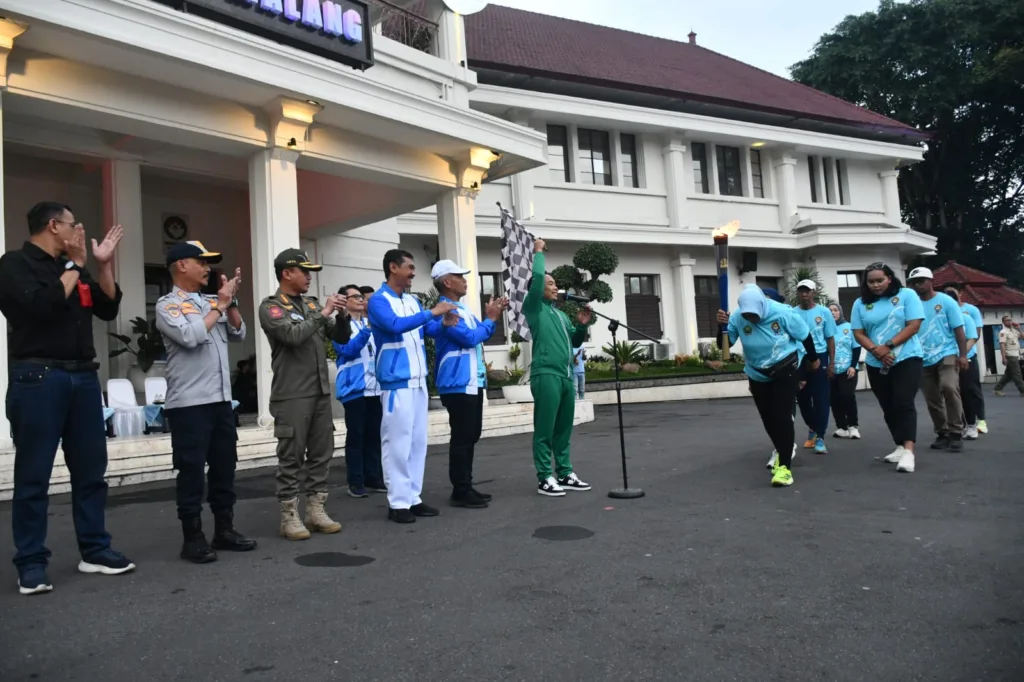 Jelang Opening, Api Porprov IX Dikirab ke Stadion Gajayana Diberangkatkan Wawali Ali Muthohirin 1 Malang Posco Media