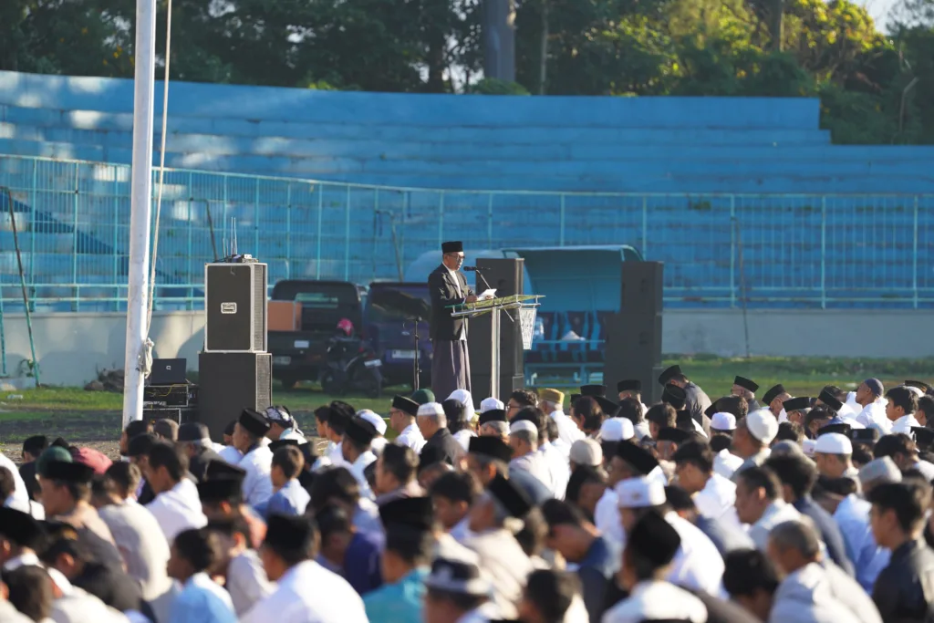 Salat Idul Adha di Stadion Brantas, Wali Kota Batu Ajak Warga Perkuat Persatuan dan Keikhlasan 2 Malang Posco Media