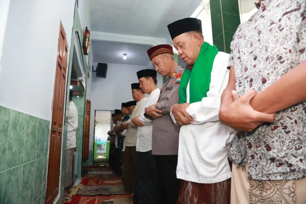 Salat Idul Adha, Bupati Sanusi Serahkan Kurban Sapi Presiden Prabowo di Donomulyo 1 Malang Posco Media