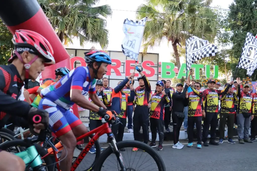 Disparta dan Polres Batu Gelar Gowes Wisata Hari Bhayangkara ke 79 4 Malang Posco Media