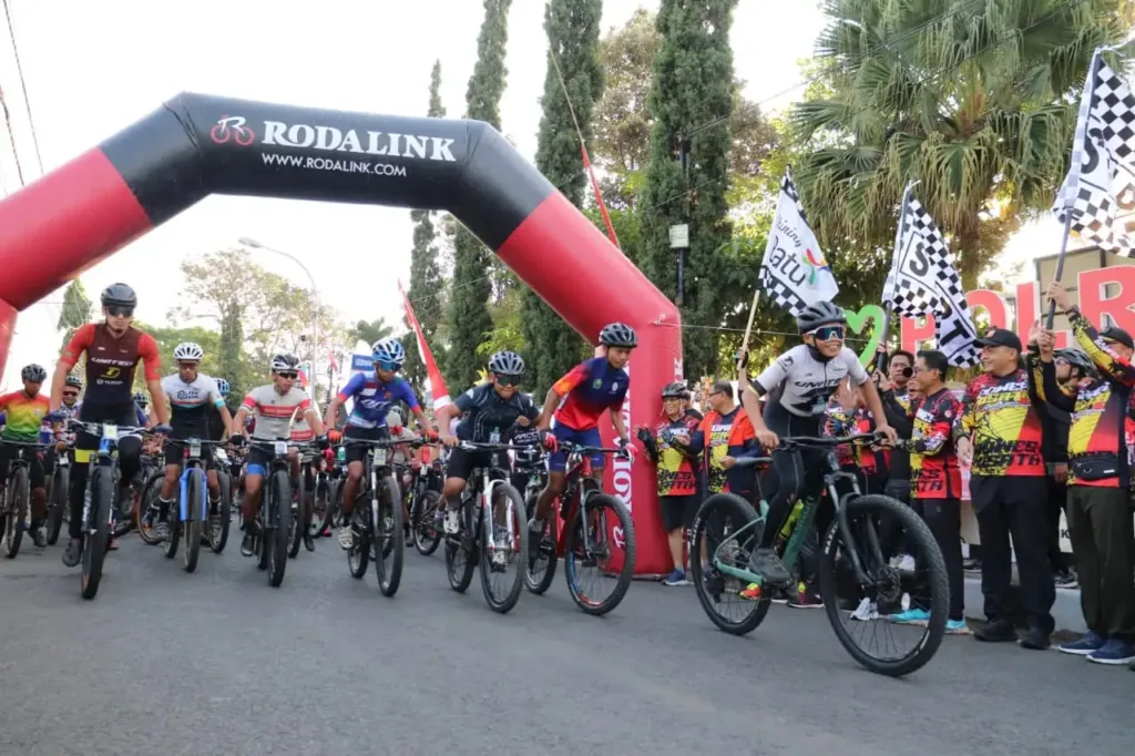 Disparta dan Polres Batu Gelar Gowes Wisata Hari Bhayangkara ke 79 2 Malang Posco Media