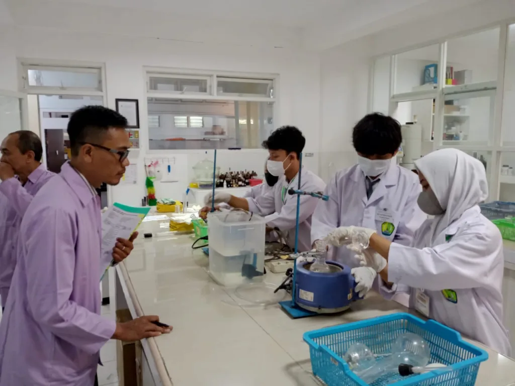 SMK PIM Mantapkan Link and Match Lewat Uji Kompetensi Ekstraksi dan Destilasi 1 Malang Posco Media