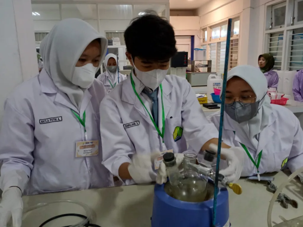 SMK PIM Mantapkan Link and Match Lewat Uji Kompetensi Ekstraksi dan Destilasi 2 Malang Posco Media
