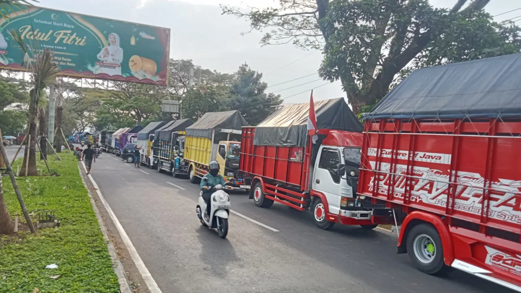 Ratusan Sopir Truk Aksi Mogok Kerja di Jalibar Kepanjen 1 Sopir Truk
