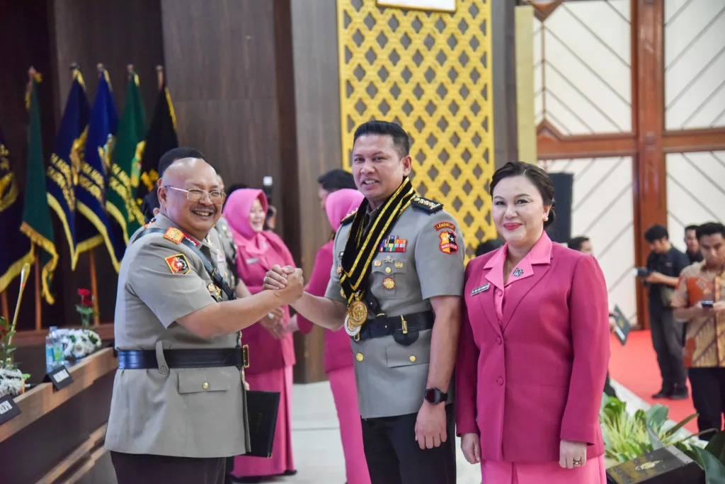 Kombes Pol Buher Raih Dua Penghargaan di Yudisium Sespimti Dikreg 34 1 Malang Posco Media