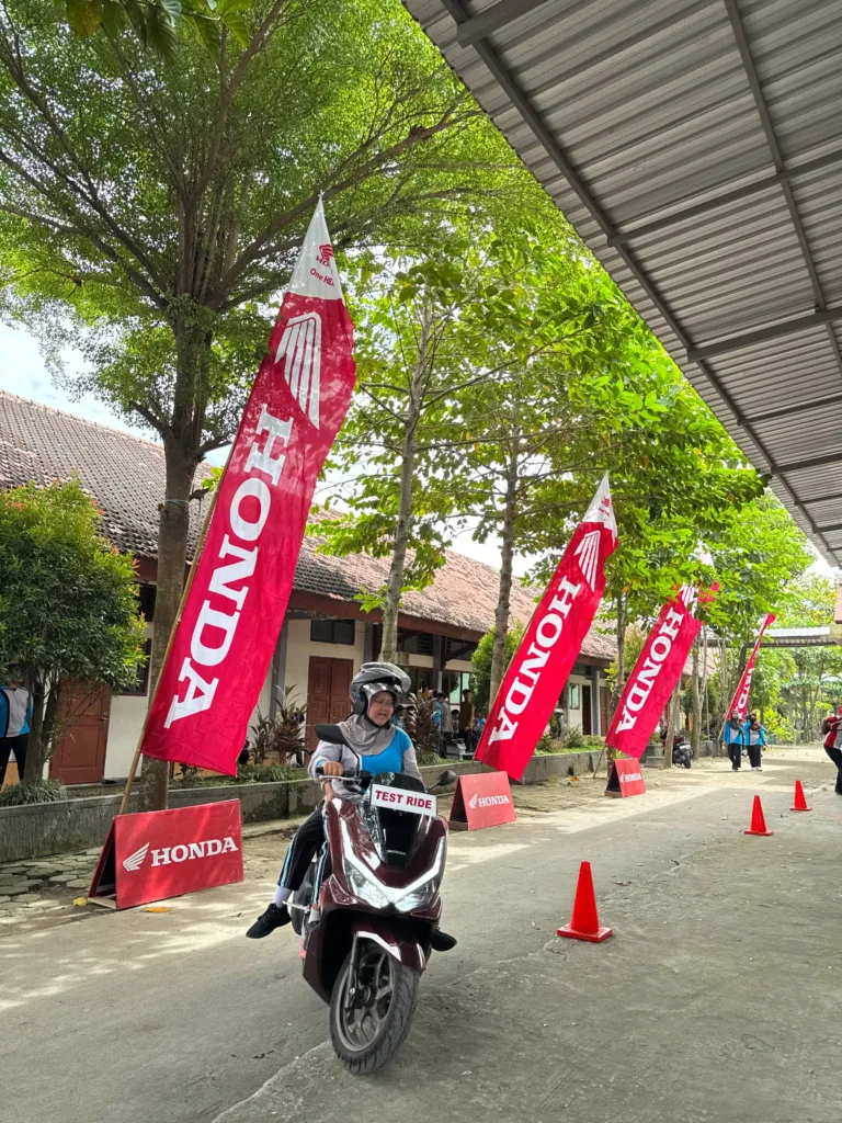 Ratusan Siswa SMAN 1 Plemahan Kediri Antusias Ikuti PCX160 Gen-Z School Movement 2 Malang Posco Media