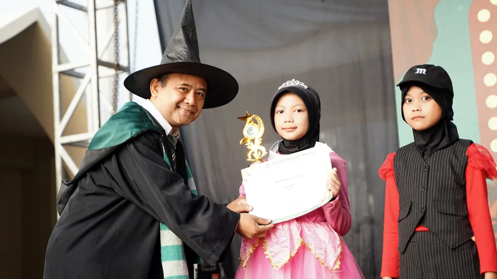 Haflah Akhirussanah 2025 SD Islam Sabilillah Malang 2, Sepucuk Bunga Untuk Orang Tua, Siswa Persembahkan Karya Kreativitas 1 Malang Posco Media