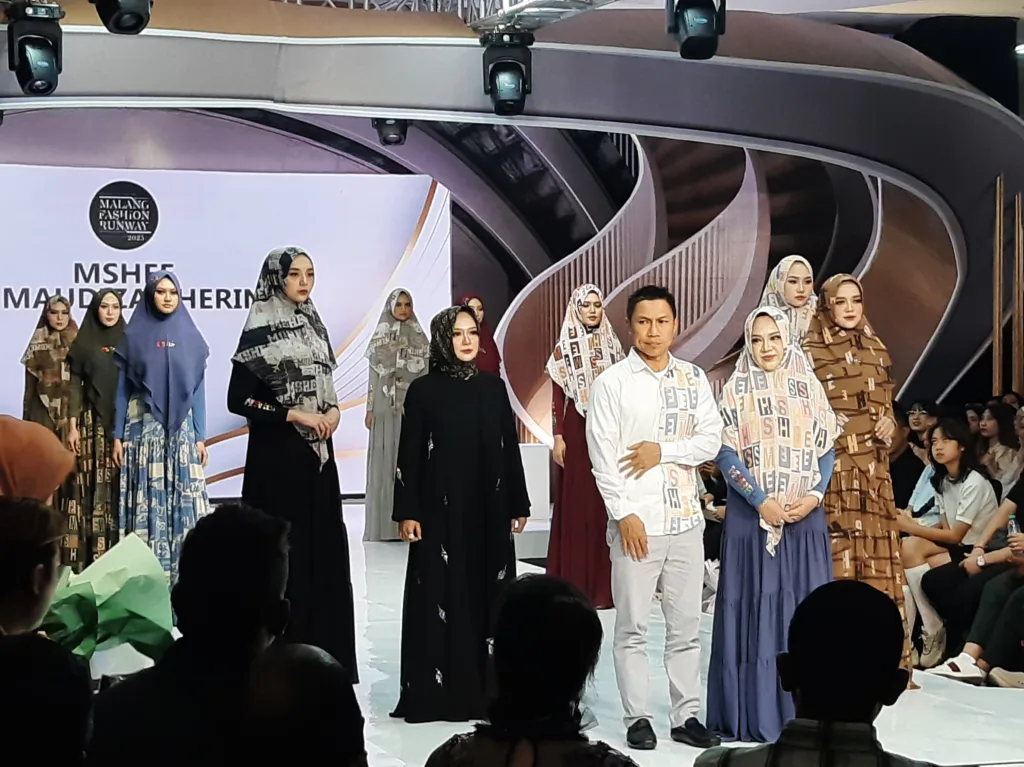 Seru dan Modis! MFR 2025 Dibuka, Belasan Desainer Adu Konsep "Moda Versa" di Matos 4 Malang Posco Media