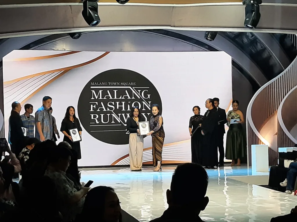 Seru dan Modis! MFR 2025 Dibuka, Belasan Desainer Adu Konsep "Moda Versa" di Matos 8 Malang Posco Media